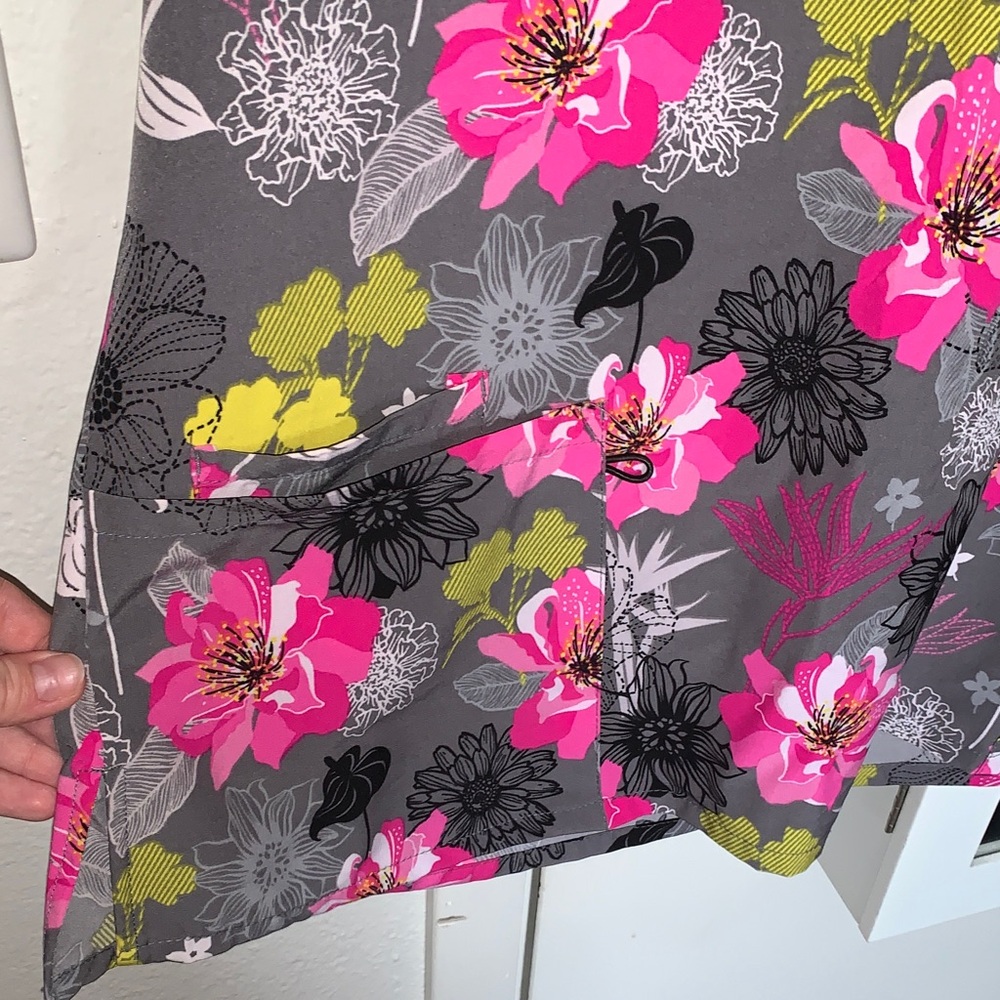 Floral V-Neck Short Sleeve Scrub Top - Picture 3 of 7